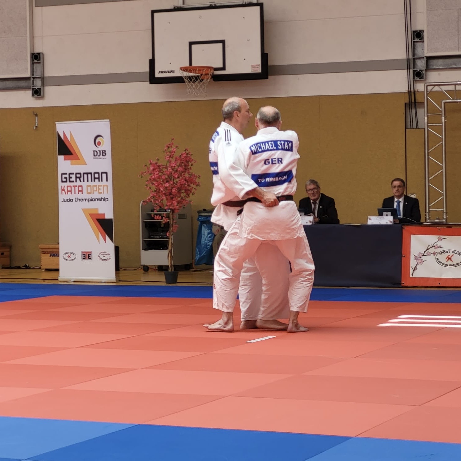 06 0e621885 f5ac 4217 86a6 31d3b30ae62e