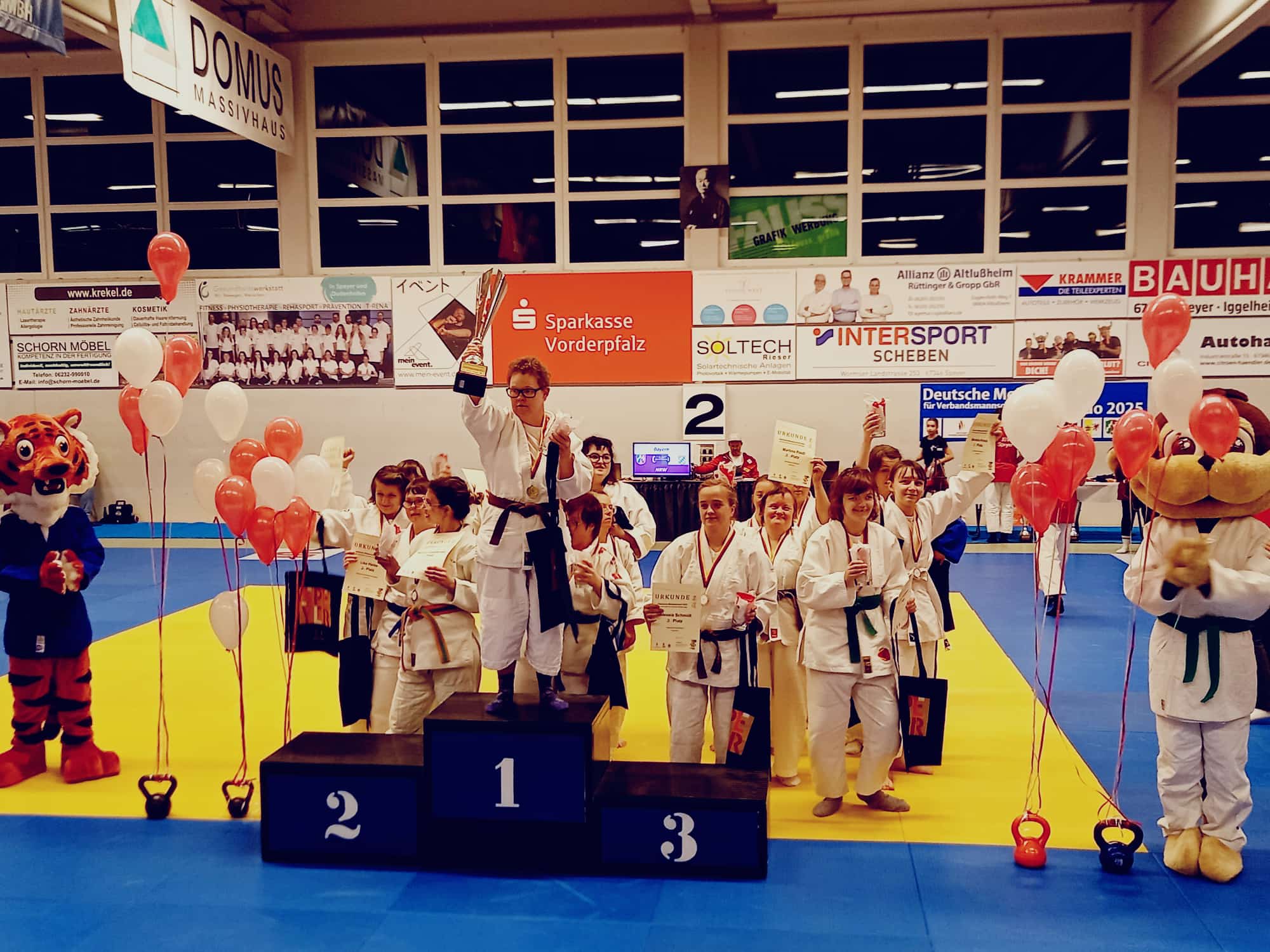 Damenteam Siegerehrung Foto von Rebekka Perrier 1